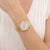 Damenarmbanduhr mit goldfarbenem Metallgliederarmband und silberweißem Zifferblatt