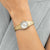 Damen-Armbanduhr mit goldfarbenem Metallarmband und weißem Zifferblatt