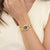 Damenarmbanduhr mit goldfarbenem Gliederarmband und rechteckigem Ziffernblatt