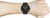 Montre pour homme au poignet avec cadran noir et bracelet en silicone noir