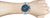 Montre chronographe pour homme au poignet avec cadran bleu, bracelet en acier inoxydable