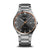 Herrenarmbanduhr mit silbernem Metallband, blauem Zifferblatt und orangefarbenem Akzent