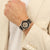 BOSS Automatik-Herrenarmbanduhr am Handgelenk, schwarzes Skelettzifferblatt und Lederarmband.