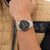 Herren-Armbanduhr mit silbernem Metallarmband und schwarzem Chronographenzifferblatt