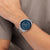 Herrenarmbanduhr am Handgelenk: blaues Zifferblatt, silbernes Metallarmband
