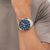 BOSS Herrenarmbanduhr am Handgelenk: blaues Chronographenzifferblatt, Edelstahlarmband.