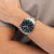 Herrenarmbanduhr BOSS Chronomatrix am Handgelenk, schwarzes Zifferblatt, silbernes Armband