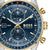 Nahansicht Herrenarmbanduhr: blaues Zifferblatt mit Chronographen-Subdials und goldenen Zeigern.
