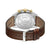 Herrenarmbanduhr-Rückseite mit braunem Lederarmband und silbernem Gehäuseboden.