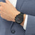 Herren-Chronograph mit Tachymeter, schwarzes Zifferblatt und Mesharmband am Handgelenk