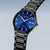 Montre homme avec cadran bleu, bracelet en titane noir et affichage de la date à 8 heures