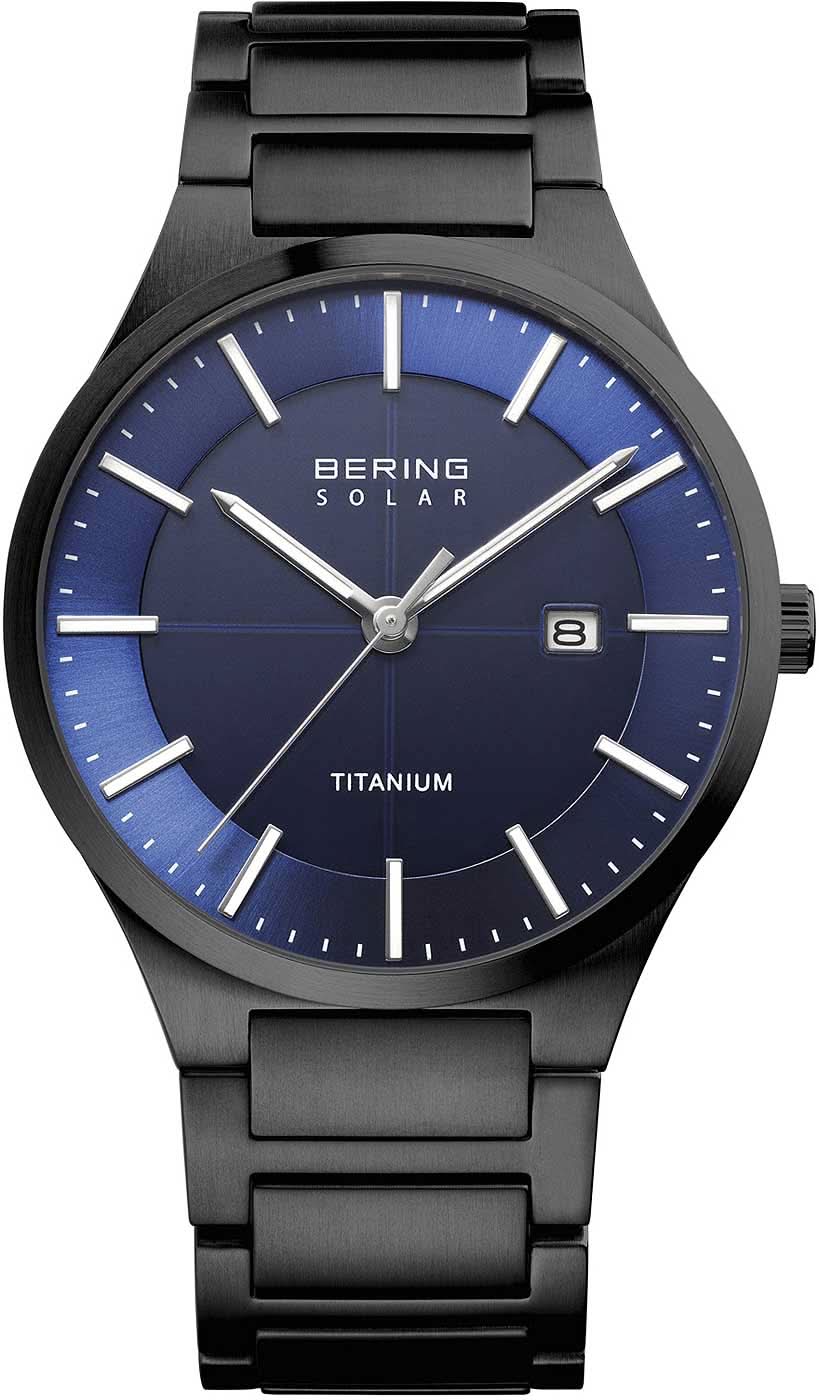 Montre homme avec cadran bleu, aiguilles argentées et bracelet en titane noir