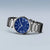 Herrenarmbanduhr mit blauem Zifferblatt und Gliederarmband aus Metall, mit Seitenansicht