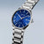 Herrenarmbanduhr am Handgelenkansatz, blaues Zifferblatt, silberfarbenes Titanium-Armband