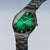 Montre homme, vue de trois quarts, avec cadran vert, index blancs et bracelet noir