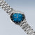 Herrenarmbanduhr mit blauem Zifferblatt, silbernem Titanarmband und markierten Stunden