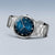Herrenarmbanduhr mit rundem silbernem Gehäuse, blauem Zifferblatt und Metallarmband