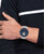 Tommy Hilfiger Herrenarmbanduhr am Handgelenk, blaues Skelett-Zifferblatt und Milanaiseband