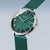 Montre homme de face : cadran vert, aiguilles et index argentés, bracelet milanais vert