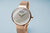 Damenuhr mit Roségoldrand, weißem Zifferblatt und Milanaise-Armband in Nahansicht