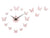 Horloge murale avec papillons en mousse, cadran rose pâle et aiguilles noires