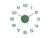 Horloge murale avec grands chiffres et aiguilles verts sur un cadran rond foncé