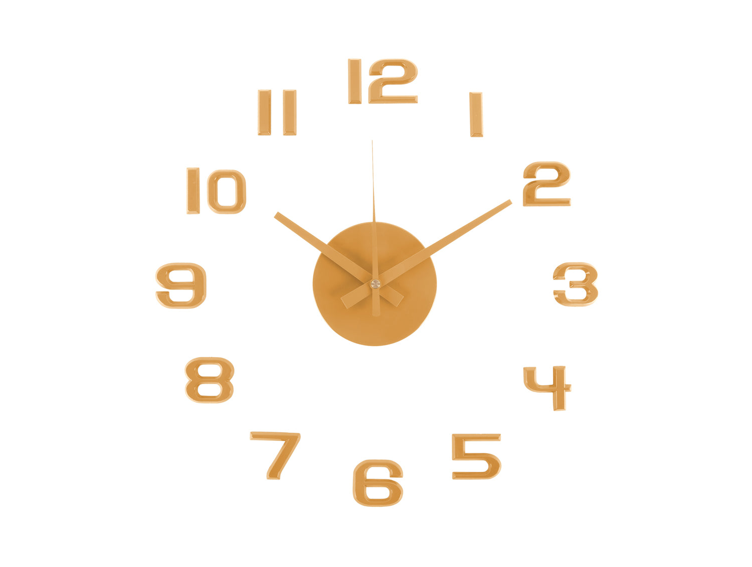 Horloge murale avec cadran ocre, chiffres romains et trois aiguilles