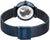 Fond de montre pour femme avec gravure de globe et fermoir sur bracelet milanais bleu.