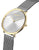 Montre homme gros plan : cadran blanc, lunette dorée et bracelet en maille argentée.