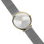 Montre pour homme avec cadran blanc rond, boîtier doré et bracelet en maille argentée.