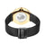 Fond de montre pour femme avec motif de carte du monde et bracelet en maille noire avec fermoir.