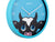 Gros plan d'une horloge murale bleue avec un motif de vache, des yeux bleus et des aiguilles bien visibles