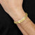Goldfarbenes Kettenarmband am Handgelenk mit breitem Verschluss und Gravur „BOSS“