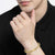 Panzerarmband aus Gelbgold mit Gliederkette am Handgelenk