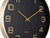 Cadran de montre murale avec chiffres arabes dorés, aiguilles noires et bordure beige clair