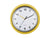 Horloge murale jaune avec cadran blanc et aiguilles noires, mouvement non visible.