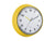 Horloge murale jaune avec cadran blanc, aiguilles noires et bordure ronde.