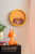 Horloge murale avec cadre jaune et motif de chien sur le mur