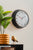 Horloge murale ronde noire avec cadran blanc, montée au mur