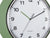 Gros plan : horloge murale Karlsson avec cadran blanc, aiguilles vertes et noires