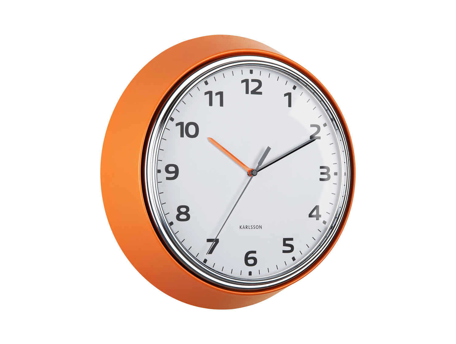 Horloge murale Karlsson avec cadre orange vif et cadran blanc, aiguilles noires.