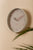 Horloge murale gris chaud avec aiguilles rouges et index bâtons