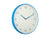 Horloge murale ronde avec boîtier bleu clair, chiffres blancs et aiguilles en métal