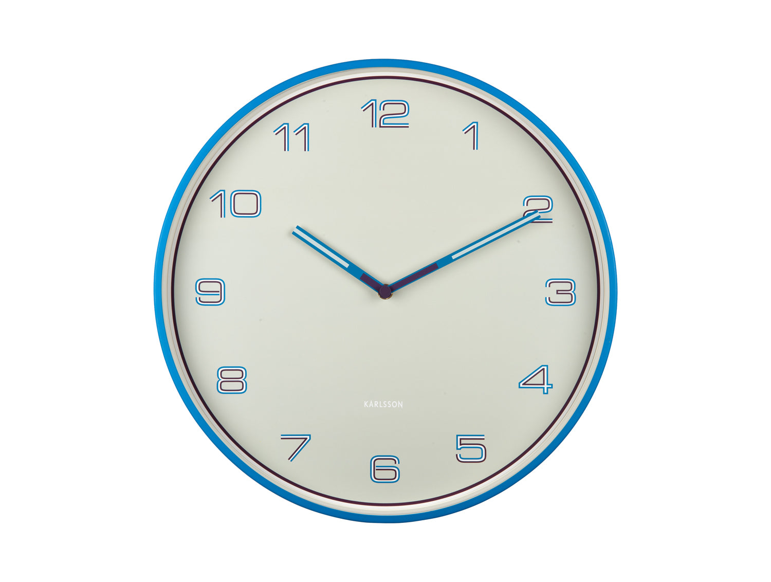 Horloge murale avec bordure bleu clair, chiffres blancs et aiguilles en métal, ronde