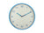 Horloge murale avec bordure bleu clair, chiffres blancs et aiguilles en métal, ronde