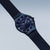 Herrenuhr mit blauem Zifferblatt und Zeigern, dunkelblaues Mesh-Armband, seitliche Krone