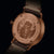 Montre unisexe avec fond de boîtier gravé en or rose et bracelet en cuir marron