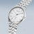 Bracelet de montre pour homme en argent avec bracelet en métal argenté et boîtier rond, cadran blanc