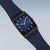 Montre homme avec cadran bleu, boîtier noir et bracelet en maille bleu marine