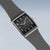 Herrenarmbanduhr mit schwarzem Zifferblatt und silberfarbenem Metallmaschenband